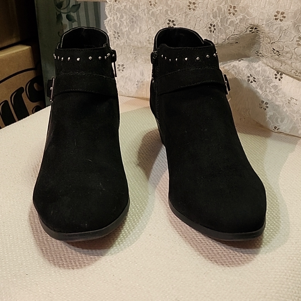 Women's EUC Black Ankle Booties size 8M